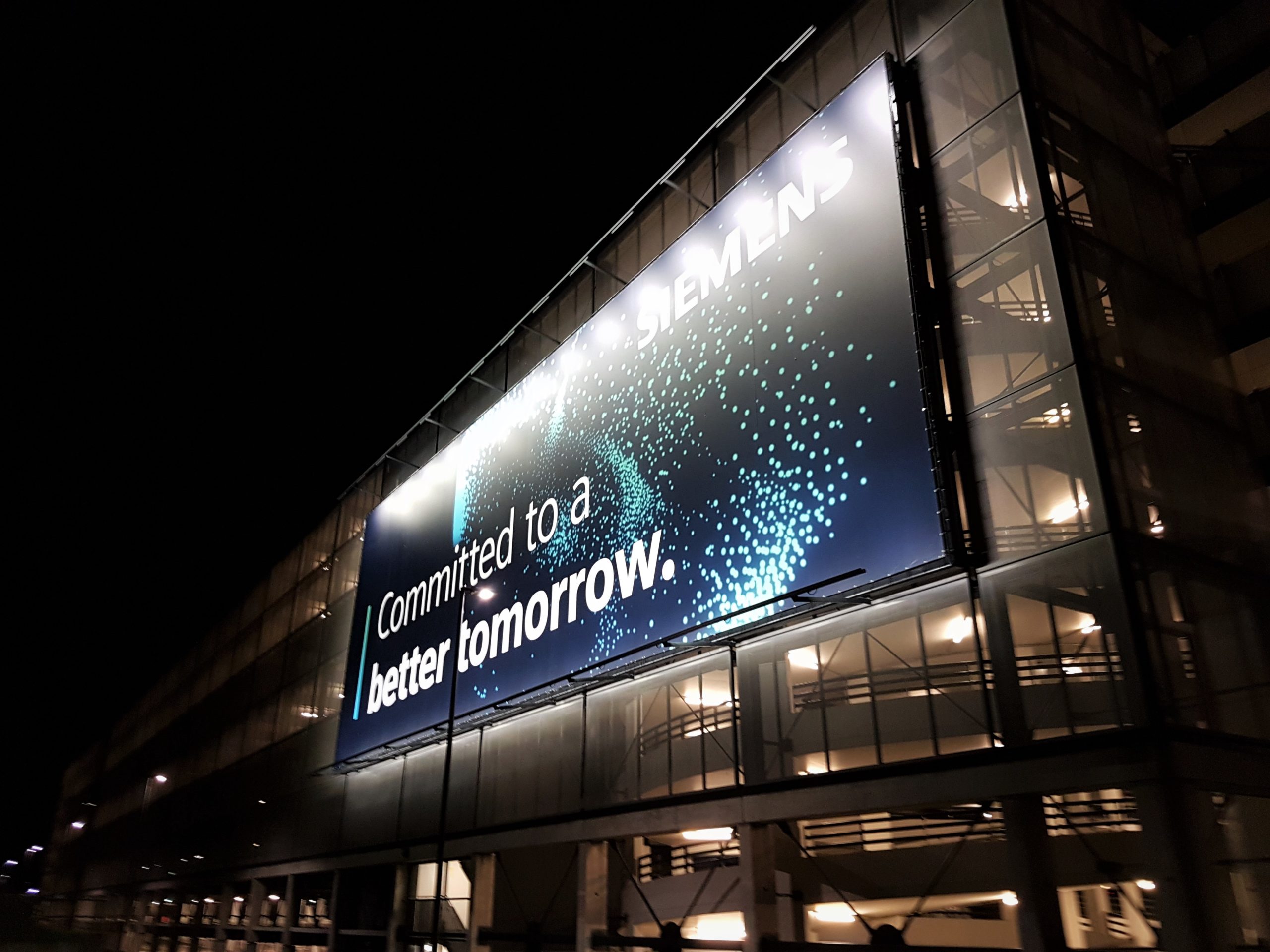 Werbewand am Flughafen BER Berlin- Montagefertige lineare Beleuchtungssysteme